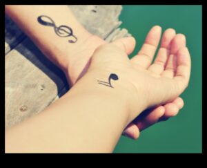 Episka tinte: pāru tetovējumi, kas veido pasakas par mūžīgu un nebeidzamu mīlestību