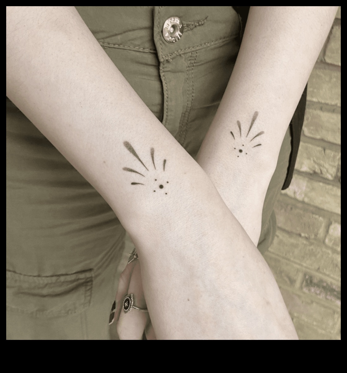 Smalki apgalvojumi: iespaidīgi minimālisma plaukstas tetovējumi