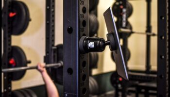 Tālruņa stiprinājumi fitnesam: piederumi skriešanai, riteņbraukšanai un citiem